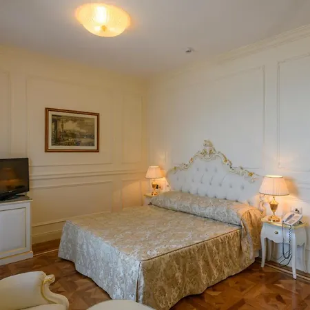 Отель Astoria 4*