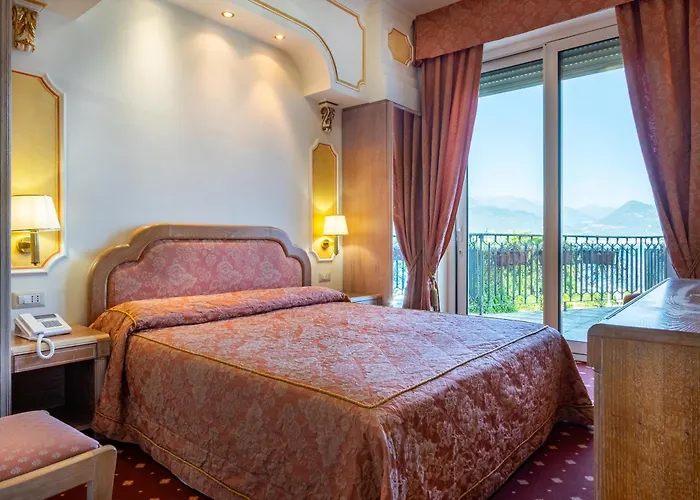 ホテル アストリア 4*